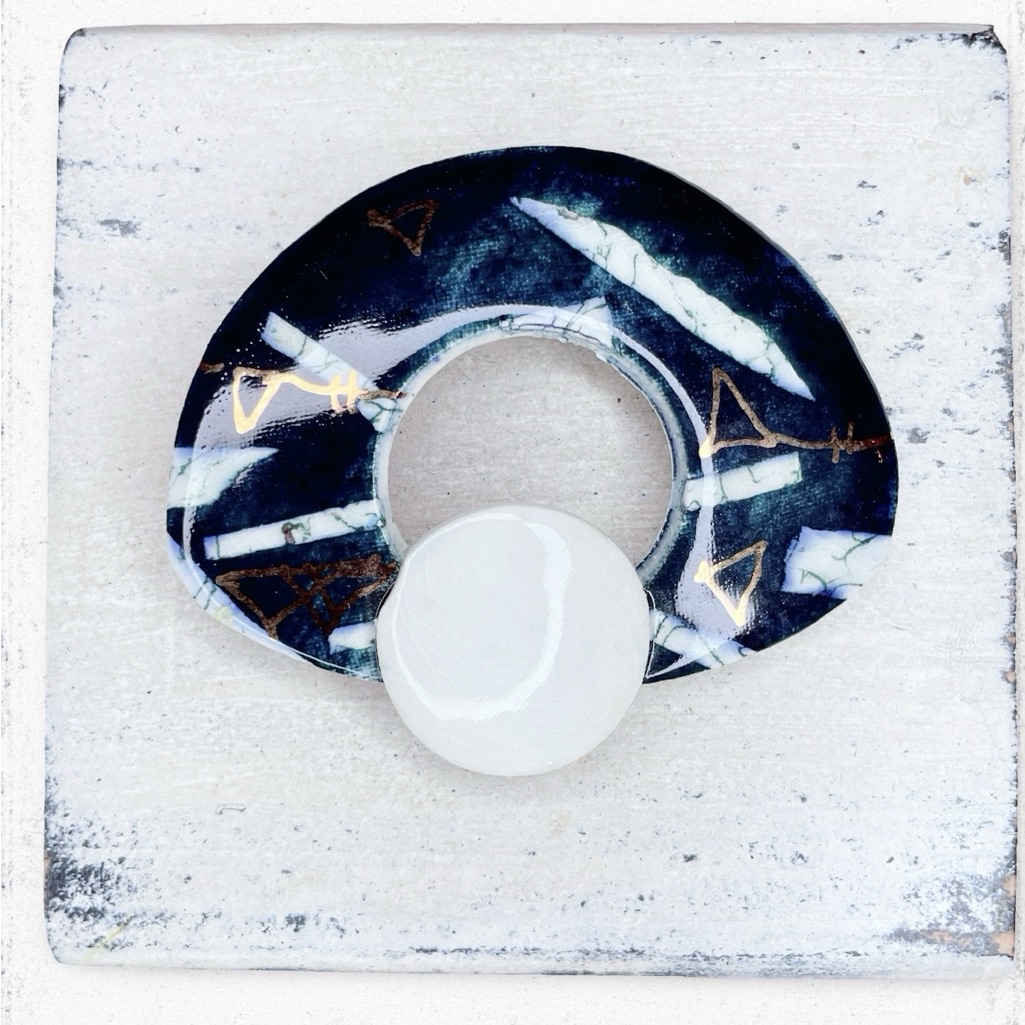 571 Vintage Navy And White Brooch 571 Vintage Navy And White Brooch
